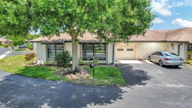 Primary Photo - 4764 Greentree Crescent