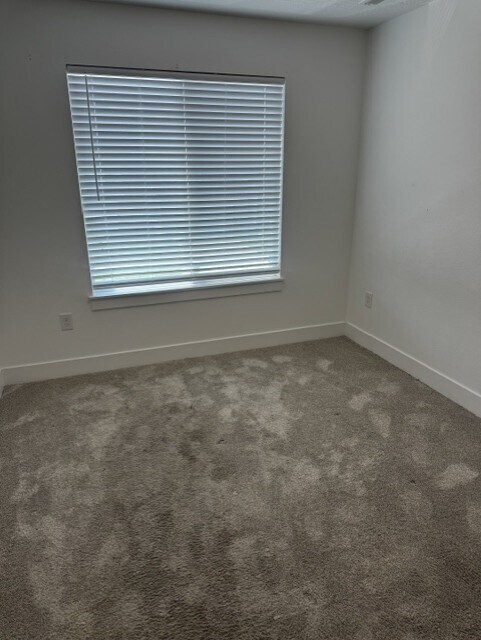 Building Photo - 619 NE Oak Ridge Dr