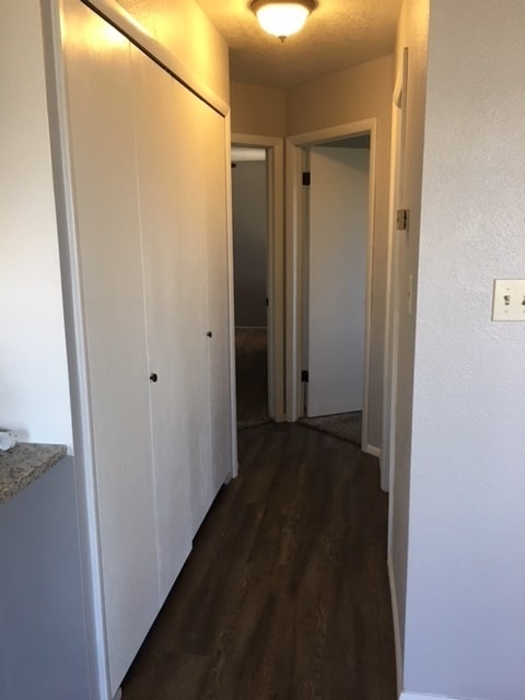 Building Photo - 2 bed, 1 ba twinhome with attached garage