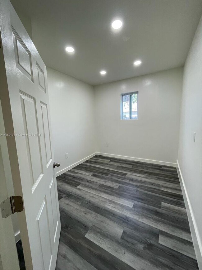 Building Photo - 2137 SE Glenrock Terrace