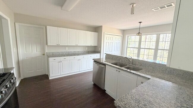 Building Photo - 4BR Home with High Ceilings & Main-Level Suite In Hillgrove District