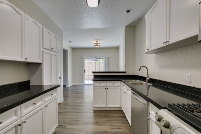 Building Photo - Amazing !! 2 Bedroom 2.5 Bathroom Townhous...