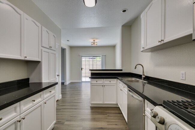 Building Photo - Modern 2-Bedroom Green Valley Townhome