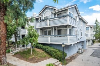 Building Photo - ADORABLE 3+2 CORNER UNIT & 2-CAR GARAGE!