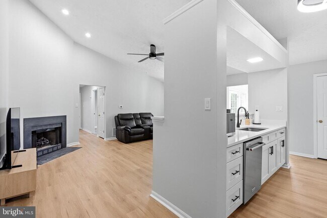 Building Photo - 72 Eldon Way