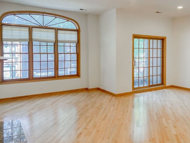 Building Photo - 3338 N Sheffield Ave