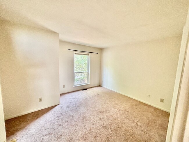 Building Photo - 2 bedroom/1.5 bathroom- The Midlands