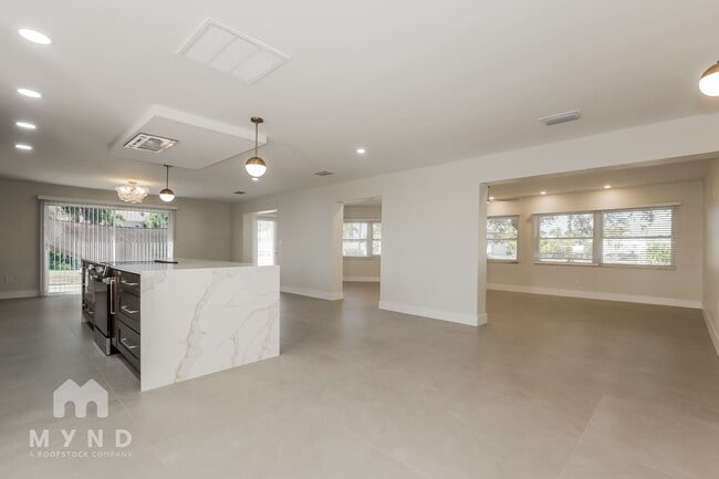 Building Photo - 10100 Paradise Blvd