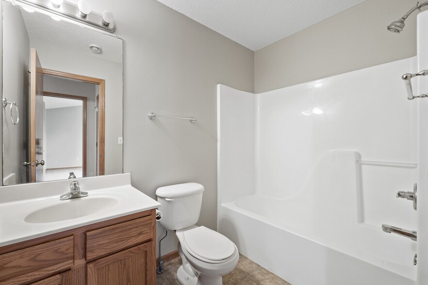 Building Photo - 533 E Goldfinch Dr