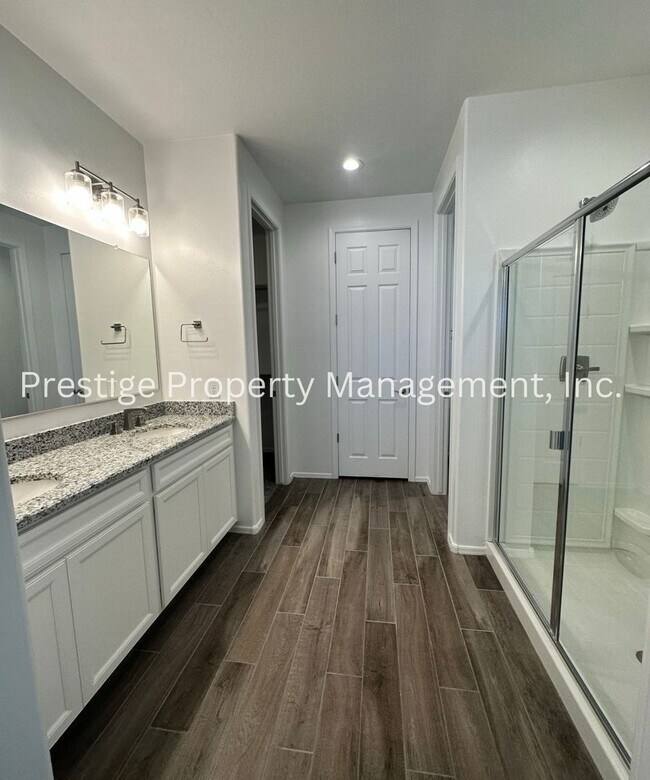 Building Photo - You Have To See The Beautiful 4/2 New Buil...