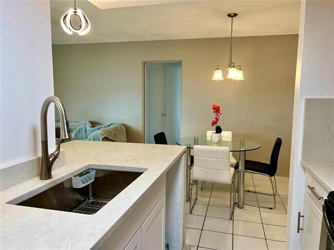 Building Photo - 2840 NE 33rd Ct