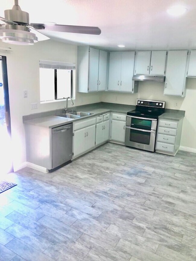 Building Photo - Charming 3 Bedroom, 2.5 Bath end unit Town...