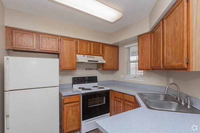 2BR, 1BA - 837SF - Autumn Run Apartments