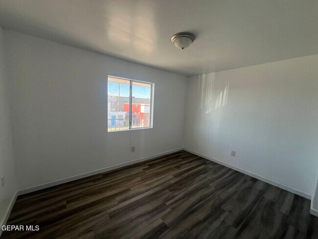 Building Photo - 530 S Yarbrough Dr