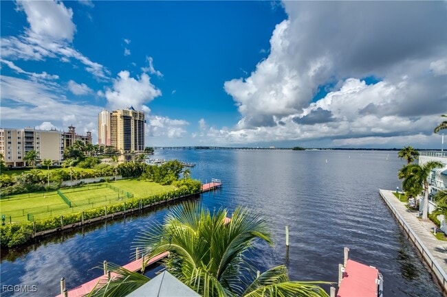 Building Photo - 3000 Oasis Grand Blvd