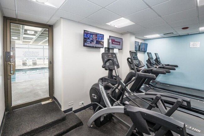 Building Photo - 2650 N Lakeview Ave