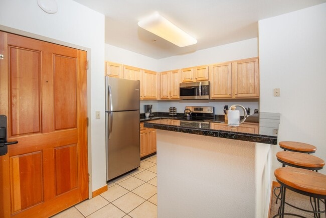 Building Photo - Evolve Real Estate: 6 Mos Lease Only Large Fully Furnished Condo Walking Distance to Keystone Vil...