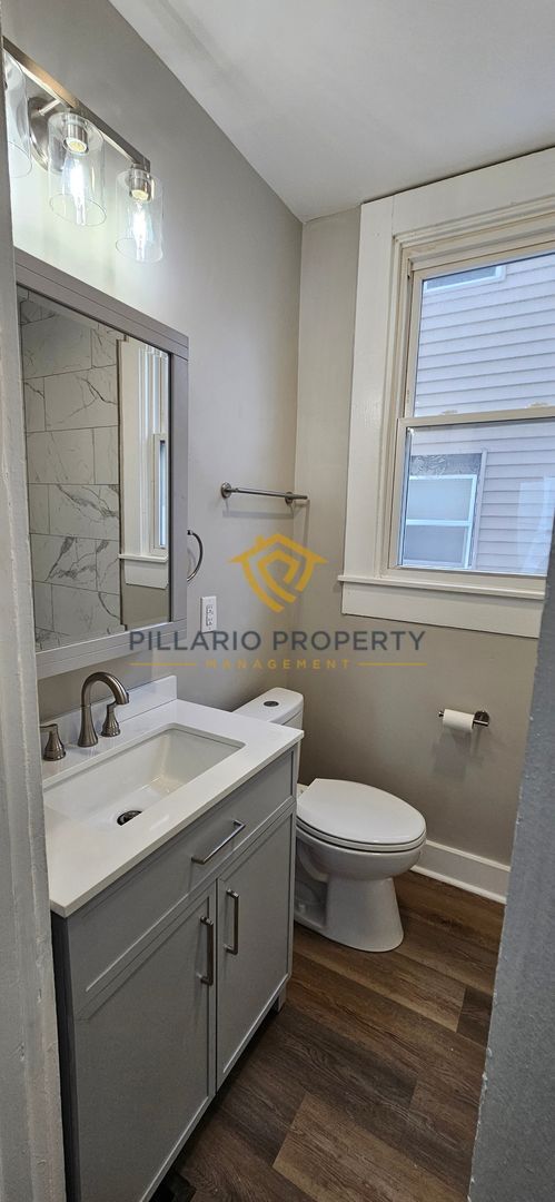 Building Photo - Renovated 3-Bedroom Gem Near Downtown Indy, Available NOW!