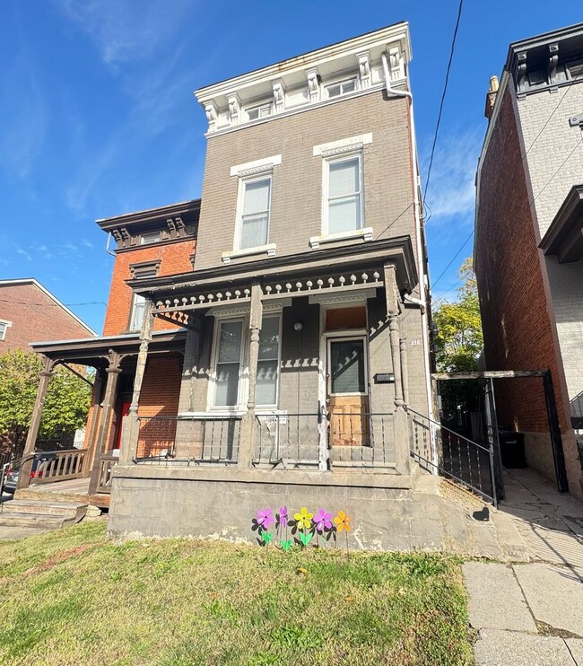 Primary Photo - 7 bedroom/ 3bath Mins. from UC + Med Campu...