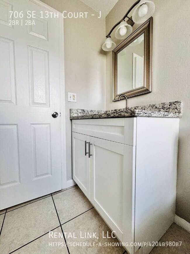 Building Photo - 706 SE 13th Ct