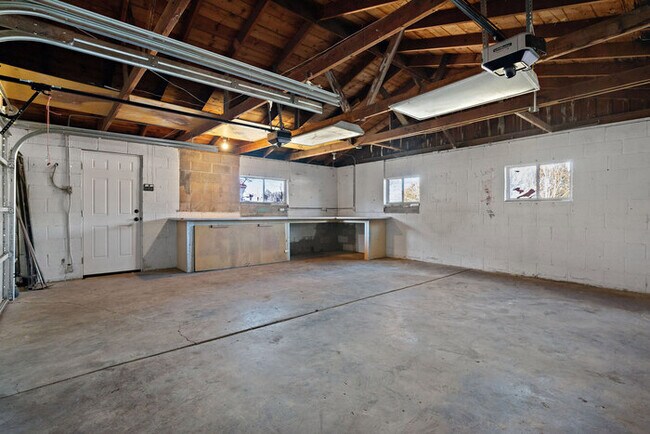 Building Photo - 840 W Montague Ave