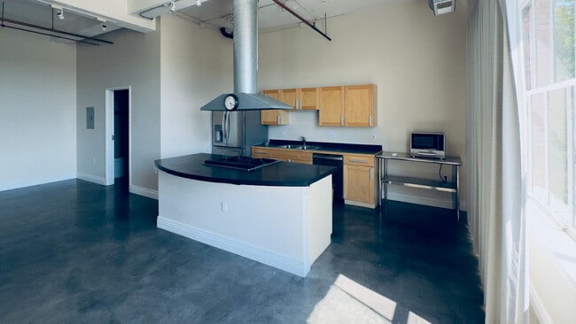 Building Photo - 1777 E 39th Ave