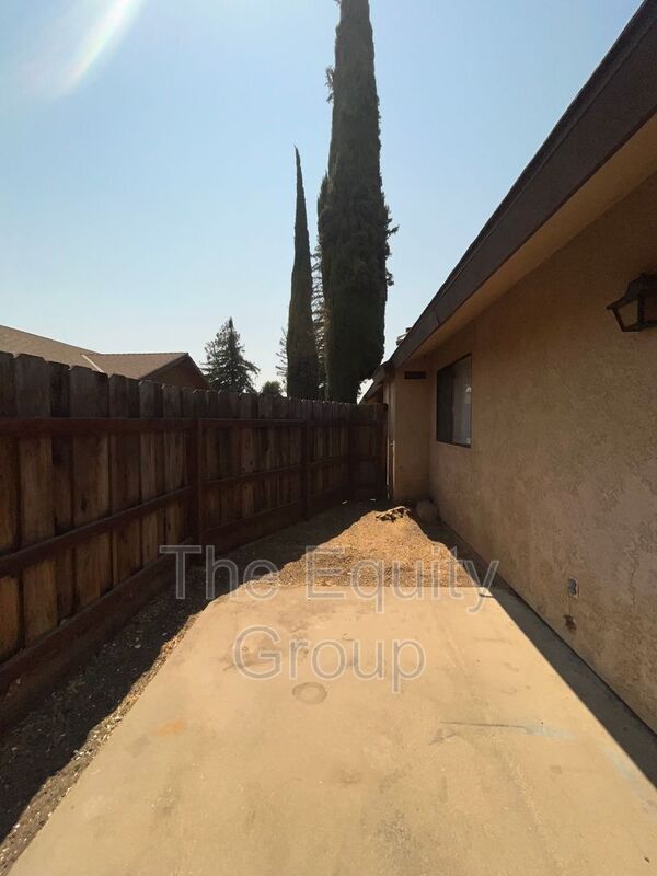 Building Photo - 4601 W Cypress Ave