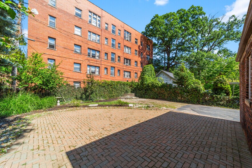 Building Photo - 10206 Clifton Blvd