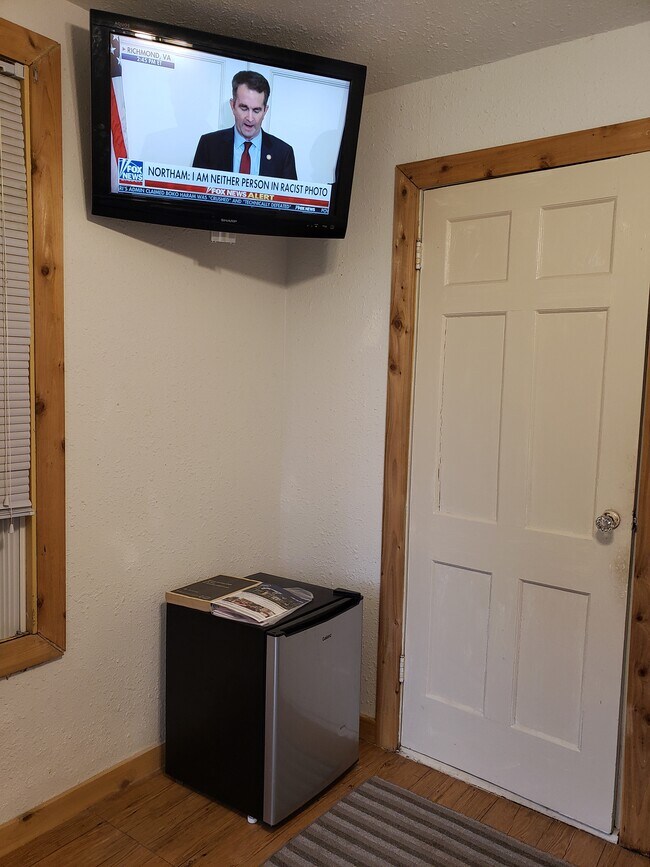 Building Photo - 252 W Hermosa Dr