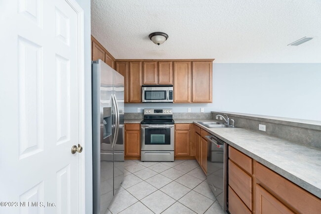 Building Photo - 822 Black Cherry Dr S