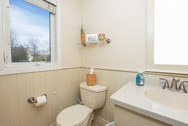 Building Photo - 561 White Cliffs Dr