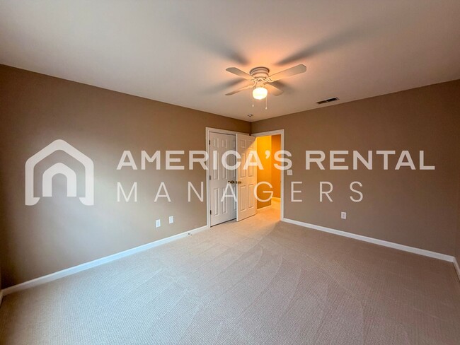 Building Photo - Spacious Five Bedroom Residence in Meadowbrook!