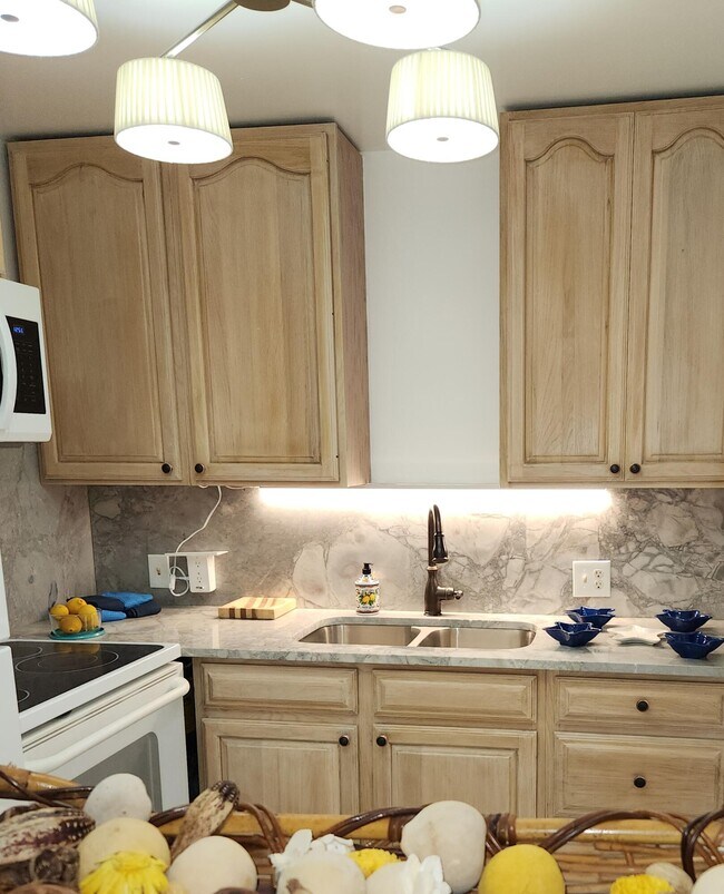 Building Photo - 106 Suffolk C