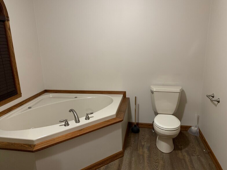 Master bathroom - N2092 Schacht Rd
