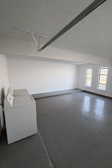 Building Photo - 1605 Common Dr