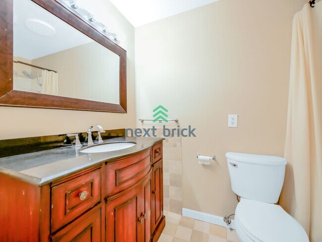 Building Photo - 5 Bed and 3 Bath Single-family Home Availa...