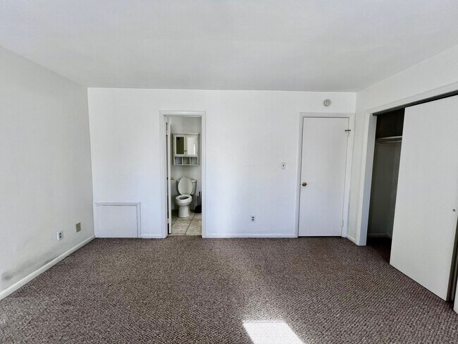 Building Photo - 622 Pinewood Dr