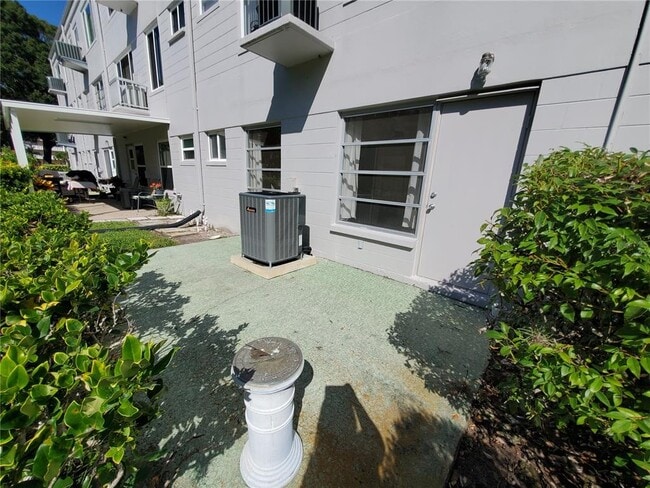 Building Photo - 2461 Rhodesian Dr