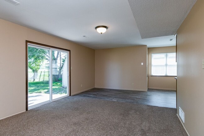 Building Photo - Blending Relaxation & Sophistication Creat...