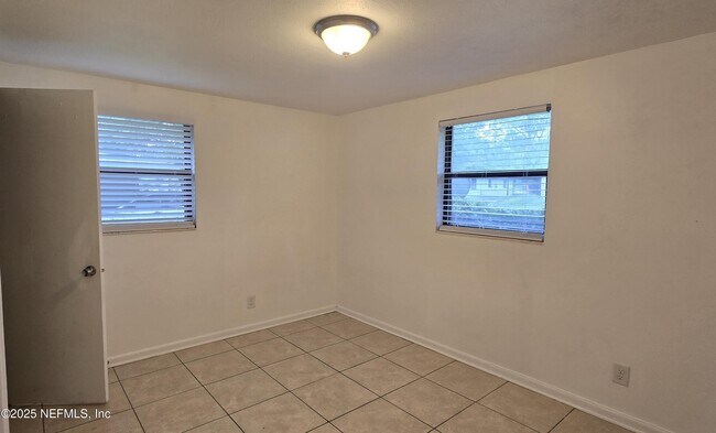 Building Photo - 5839 Sonora Dr W