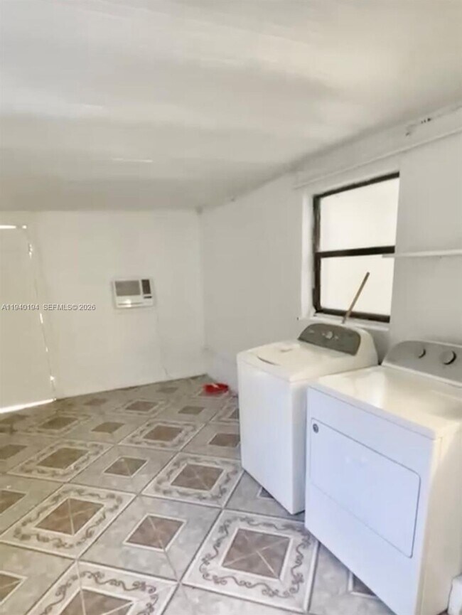 Building Photo - 1332 NE 177th St