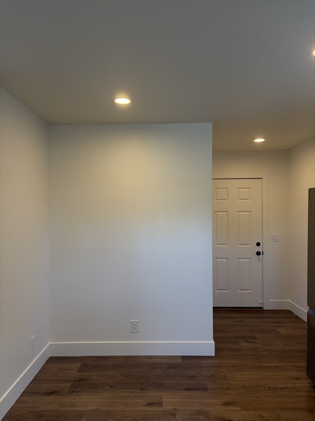 Building Photo - 1596 Luxton St