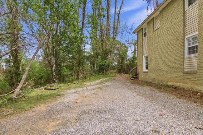 Building Photo - 2 Bed / 1 Bath. Off street parking.
