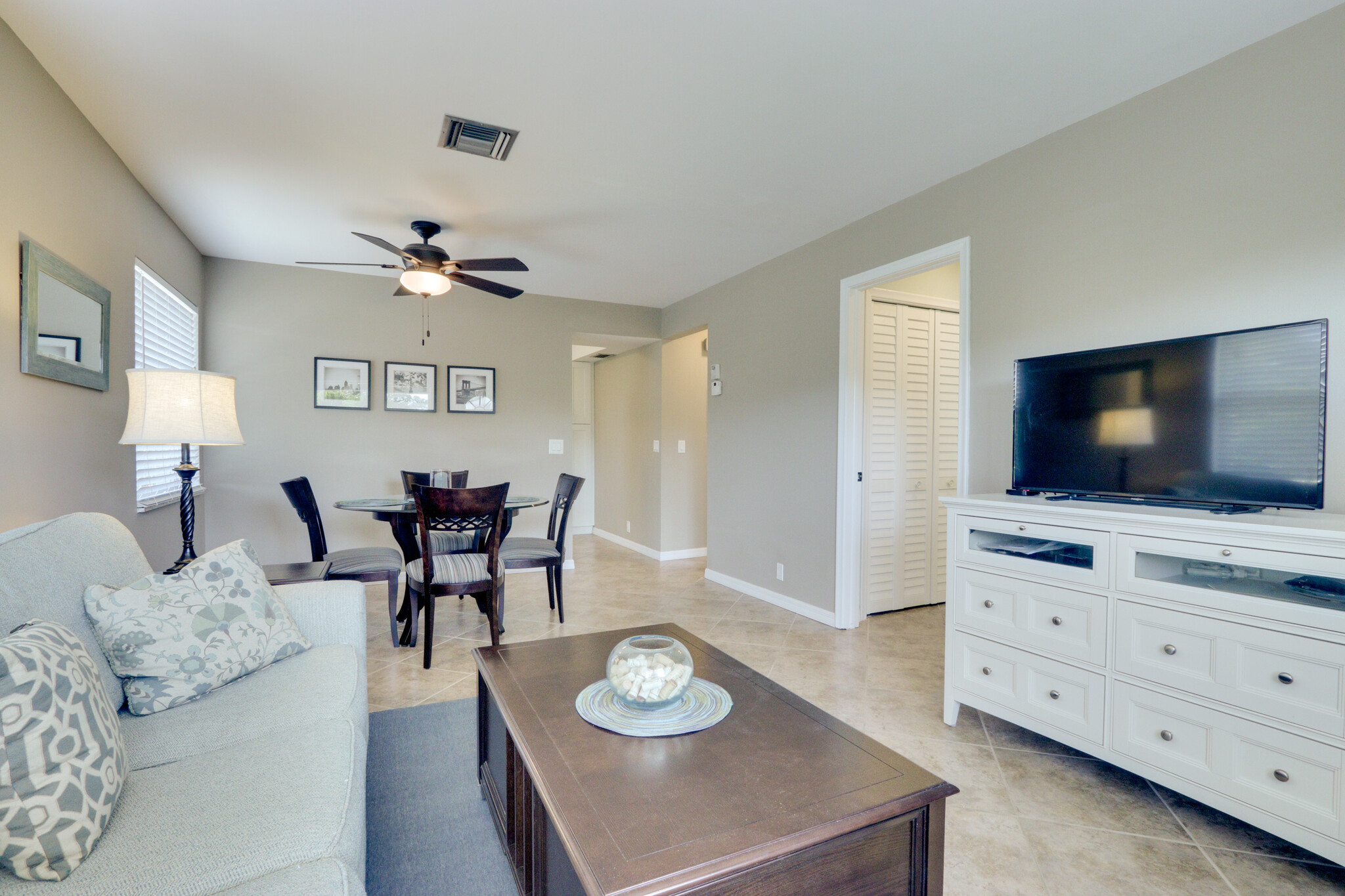 Living/dining area - 230 S Lakeside Dr