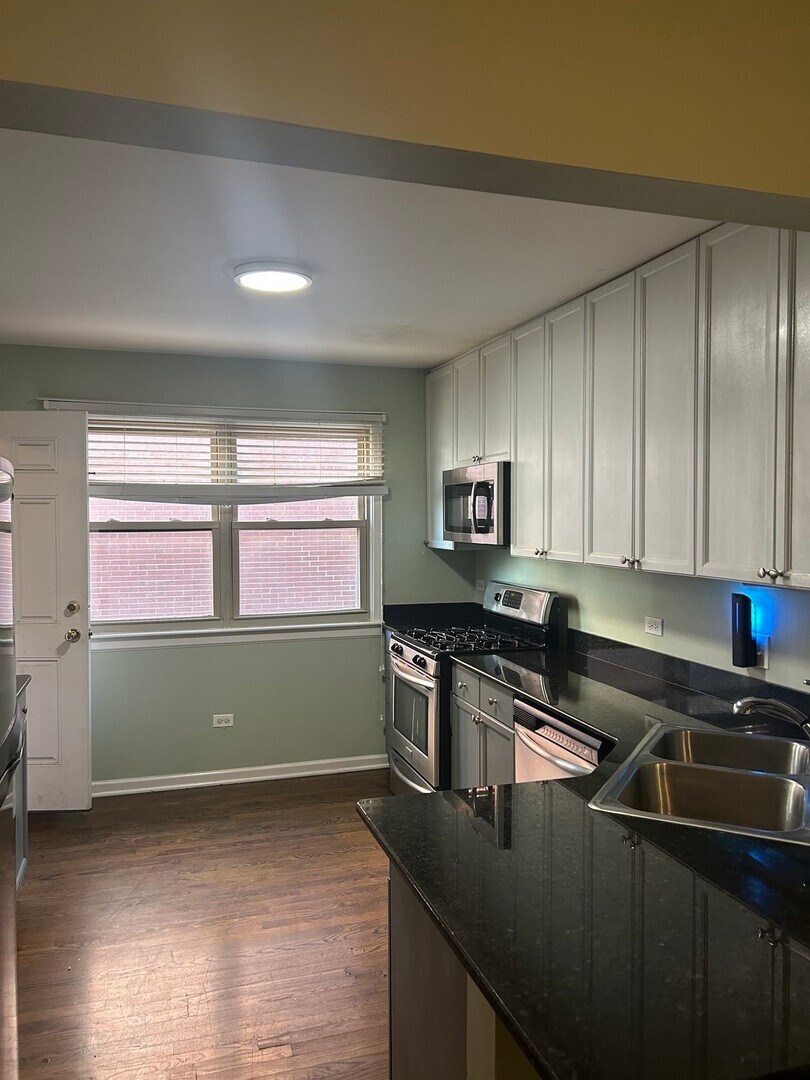 Building Photo - 1538 W Chase Ave