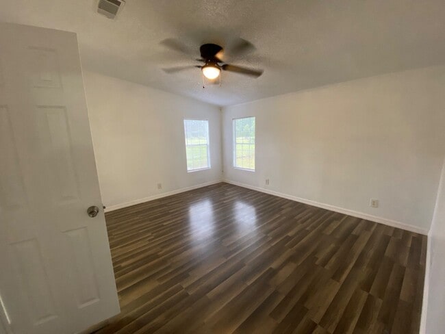 Building Photo - 3 Bedroom home on 1 Acre in Jennings