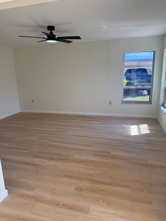 Building Photo - 2 Bed | 2 Bath | Updated Condo | Covered Parking