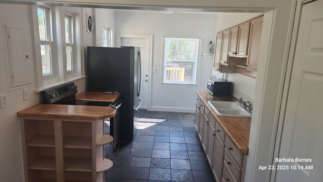 Building Photo - 3 bedroom 2 bath