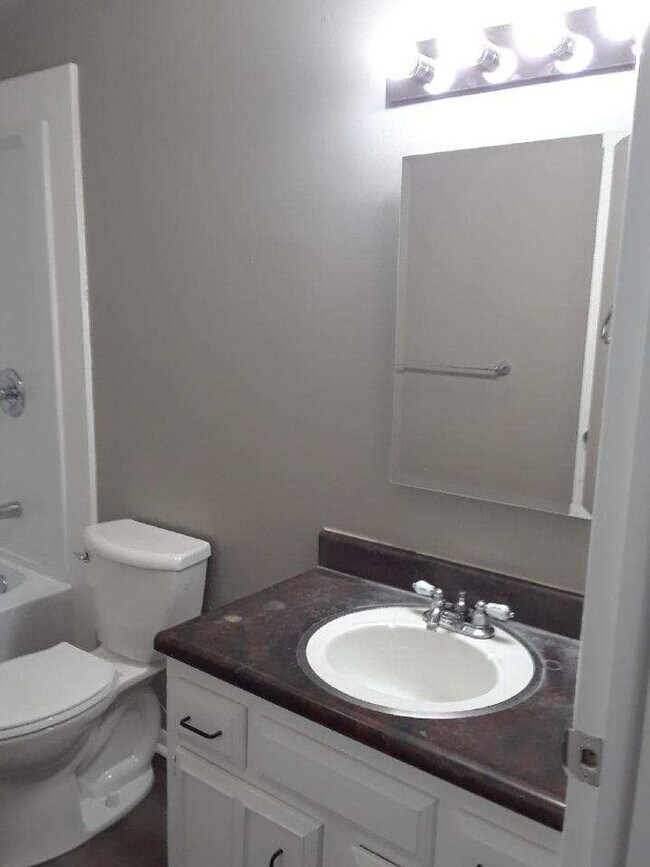 Building Photo - 1 bedroom duplex