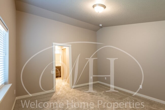 Building Photo - Brand NEW Home Overlooking the Golf Course